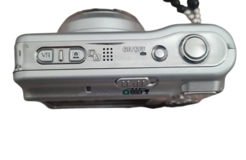 Nikon Coolpix L5 – aparat cyfrowy srebrny retro y2k