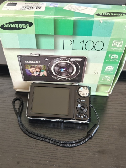 Selfie Samsung PL100 – Aparat cyfrowy Czarny | 12 MP | 3x Zoom | Dwa ekrany | Komplet | Digicam