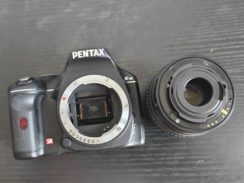 Pentax K-m Lustrzanka cyfrowa 10.2 MP + obiektyw smc PENTAX-DA L 18-55 mm f/3.5-5.6 AL Używany Aparat